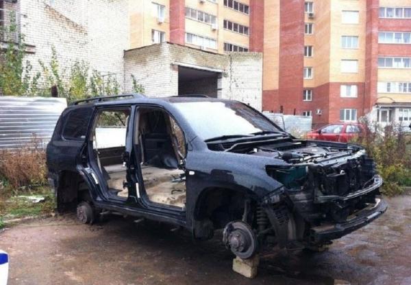 В Пятигорске вор снял с дорогого внедорожника колеса и двери
